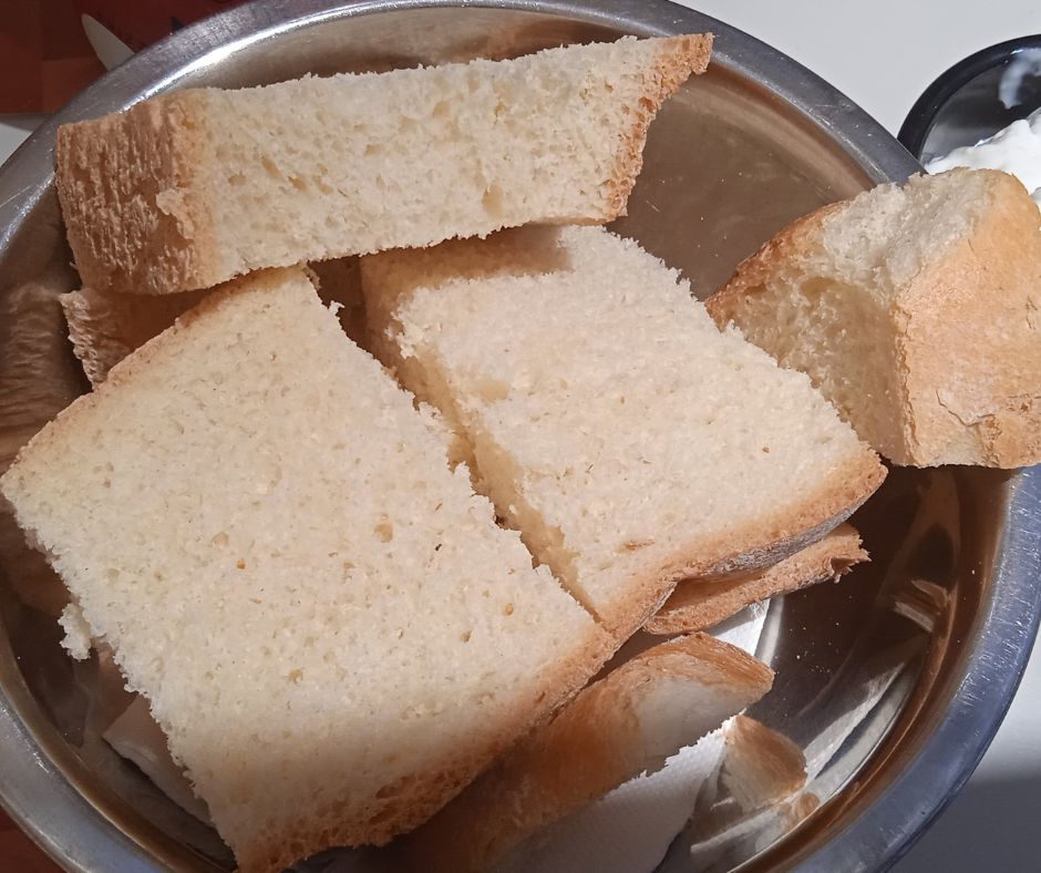 Zdjęcie przedstawia lekkostrawny, biały, pszenny chleb.